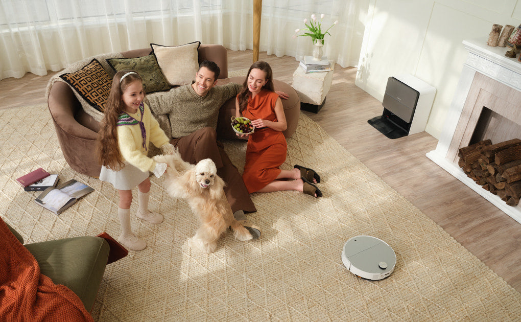 Saros 10 dock and robot vacuum shown as a product lifestyle image.