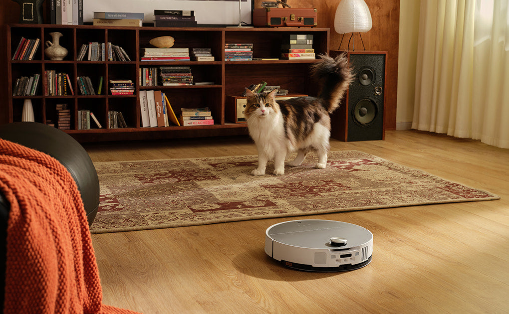Saros 10 robot vacuum returning to its dock.